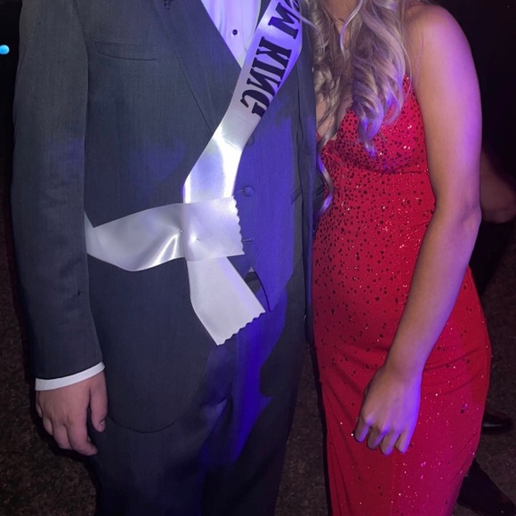 red prom dress! - Picture 3 of 5